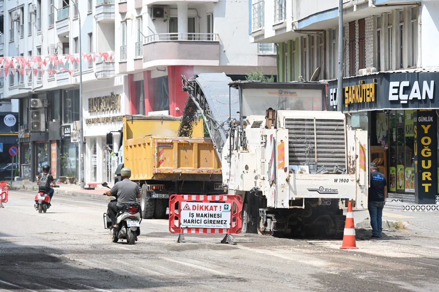 Başkan Çenet Akyar Caddesi'nde Çalışmaları Yerinde İnceledi