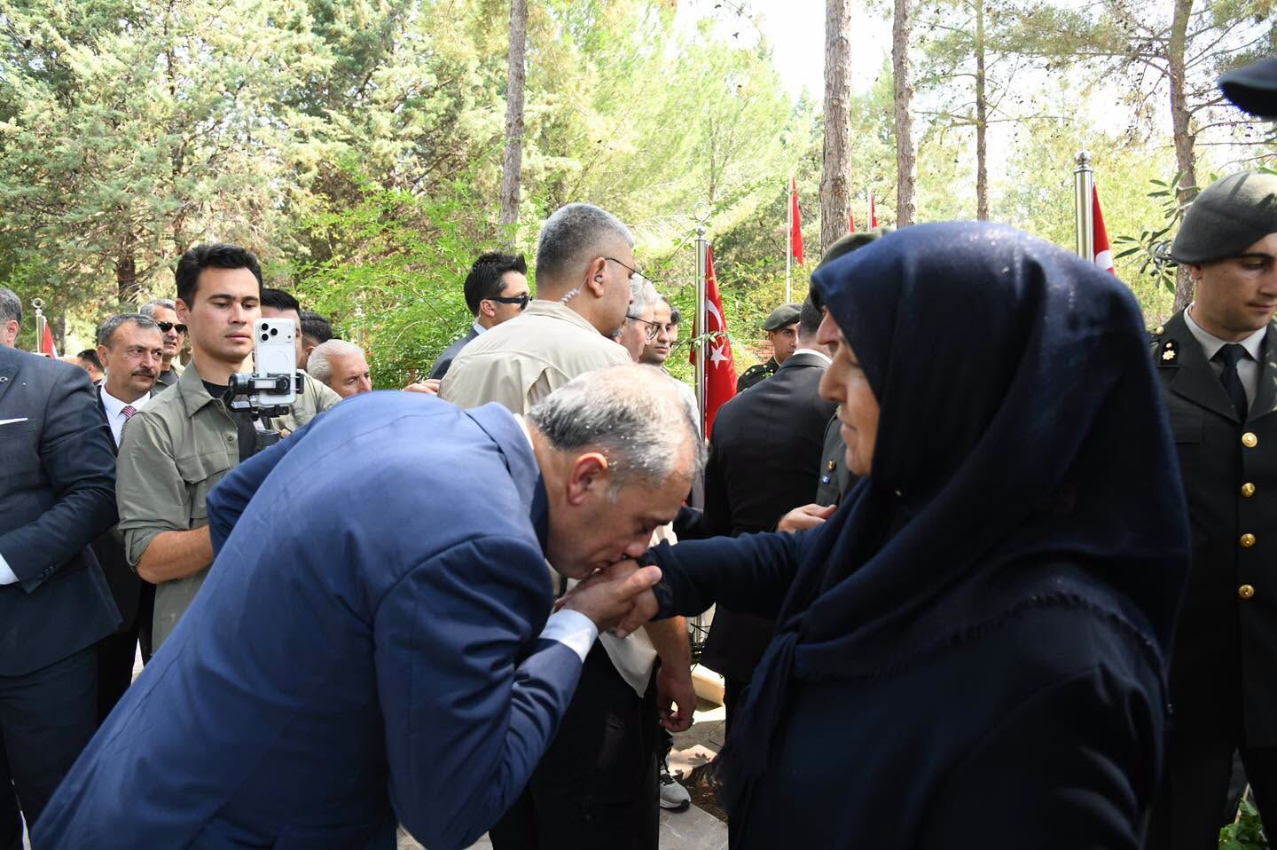 Başkan Çenet, Şehitleri Kabirleri Başında Andıw