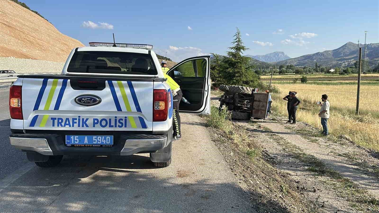 Burdur’da Devrilen Traktörün Sürücüsü Hastaneye Kaldırıldı2
