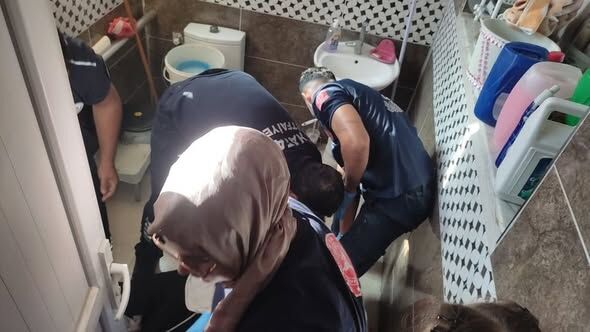 Defne'de Banyoda Mahsur Kalan Vatandaş Kurtarıldı
