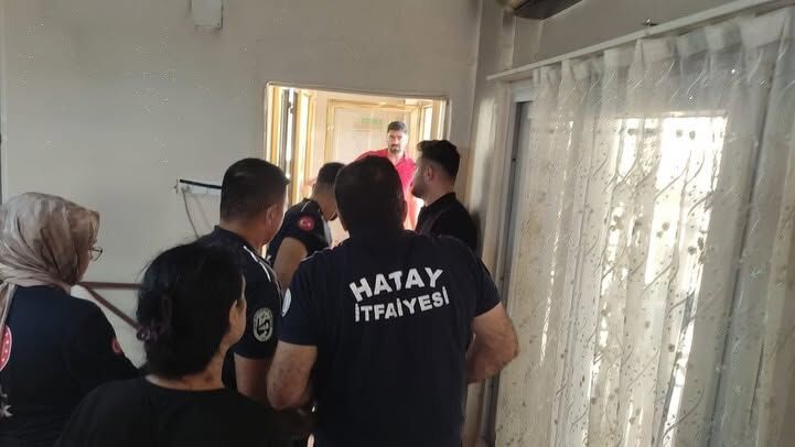 Defne'de Banyoda Mahsur Kalan Vatandaş Kurtarıldı2