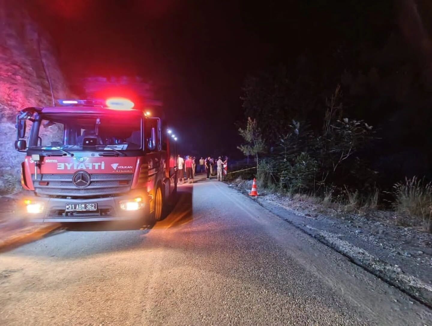 Dörtyol’da Uçuruma Yuvarlanan Araçtaki 5 Kişi Kurtarıldı2