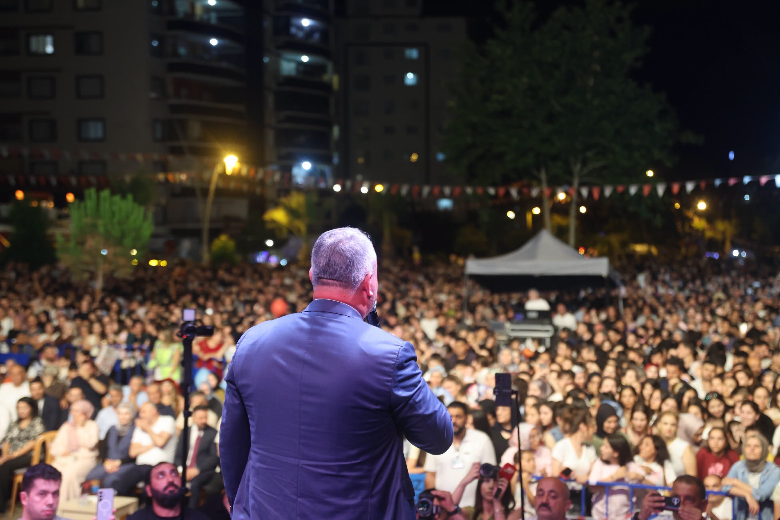 Düziçi'nde Kıraç Rüzgarı! Meydan Binlerce Vatandaşla Doldudüziçi'nde Kıraç Rüzgarı! Meydan Binlerce Vatandaşla Doldu (3)