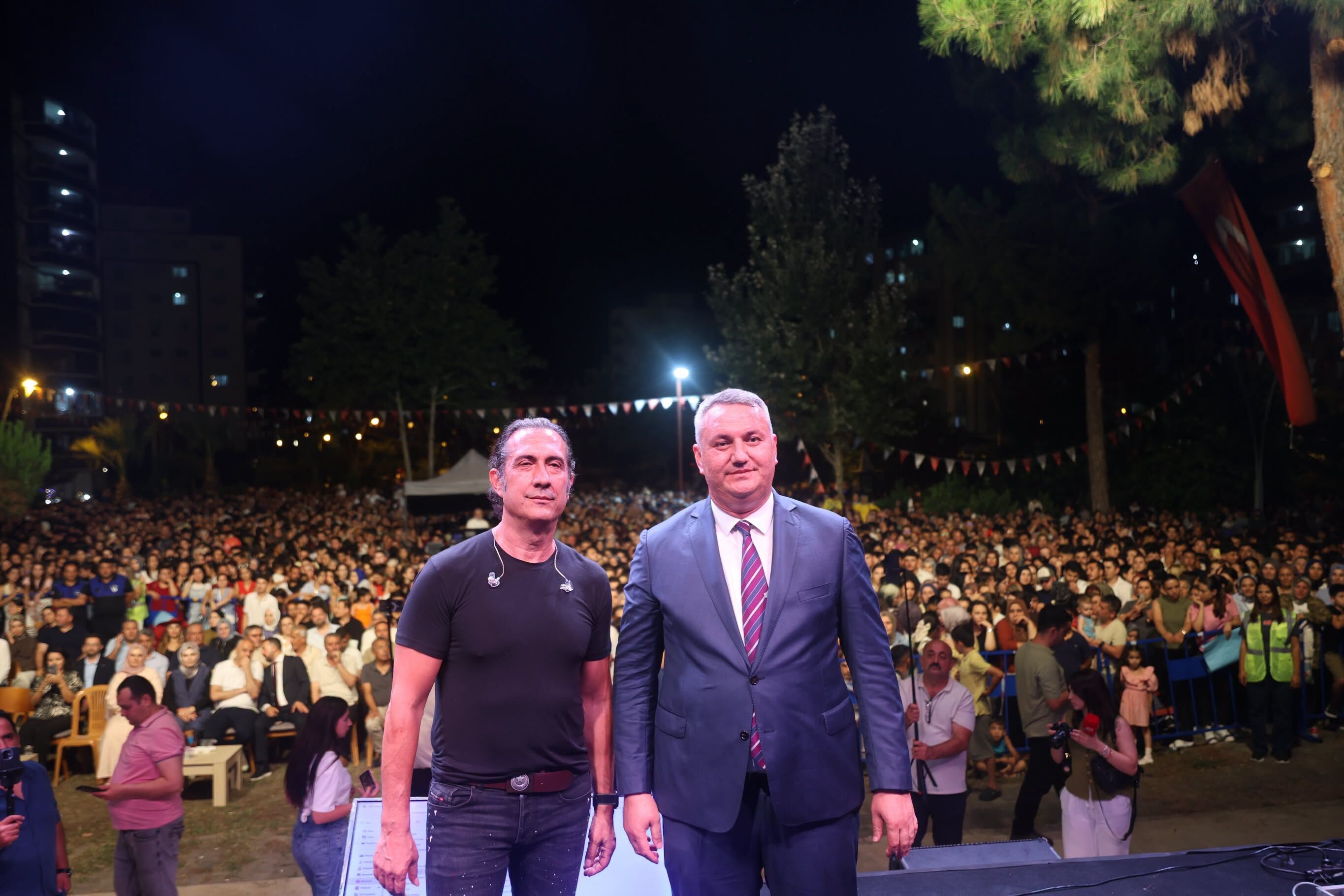 Düziçi'nde Kıraç Rüzgarı! Meydan Binlerce Vatandaşla Doldudüziçi'nde Kıraç Rüzgarı! Meydan Binlerce Vatandaşla Doldu (4)