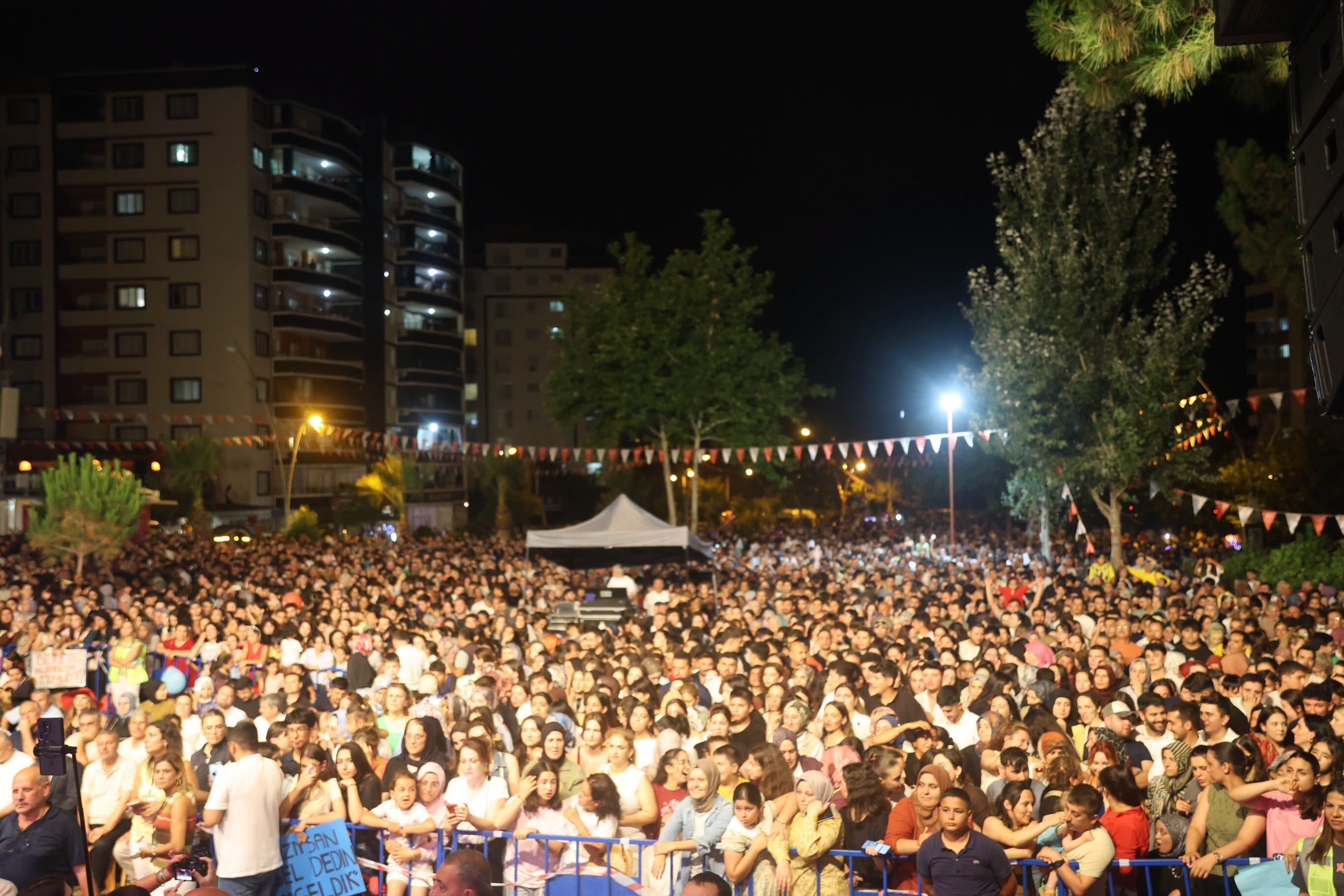 Düziçi'nde Kıraç Rüzgarı! Meydan Binlerce Vatandaşla Doldudüziçi'nde Kıraç Rüzgarı! Meydan Binlerce Vatandaşla Doldu (5)