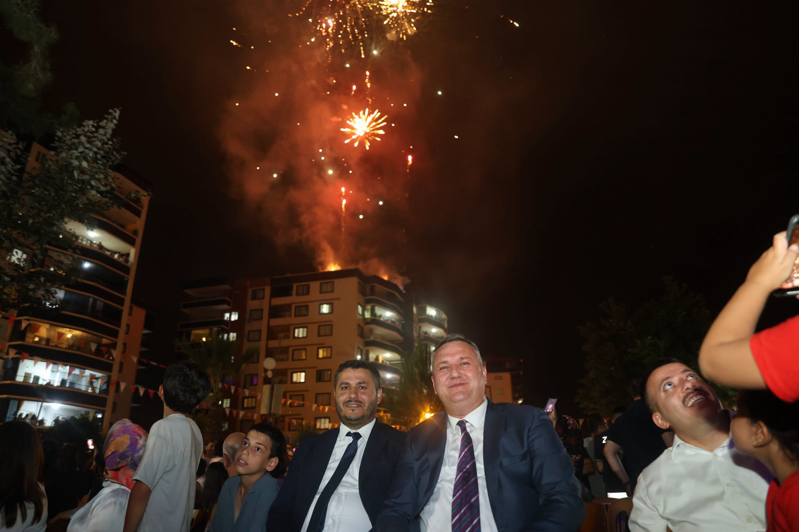 Düziçi'nde Kıraç Rüzgarı! Meydan Binlerce Vatandaşla Doldudüziçi'nde Kıraç Rüzgarı! Meydan Binlerce Vatandaşla Doldu (8)