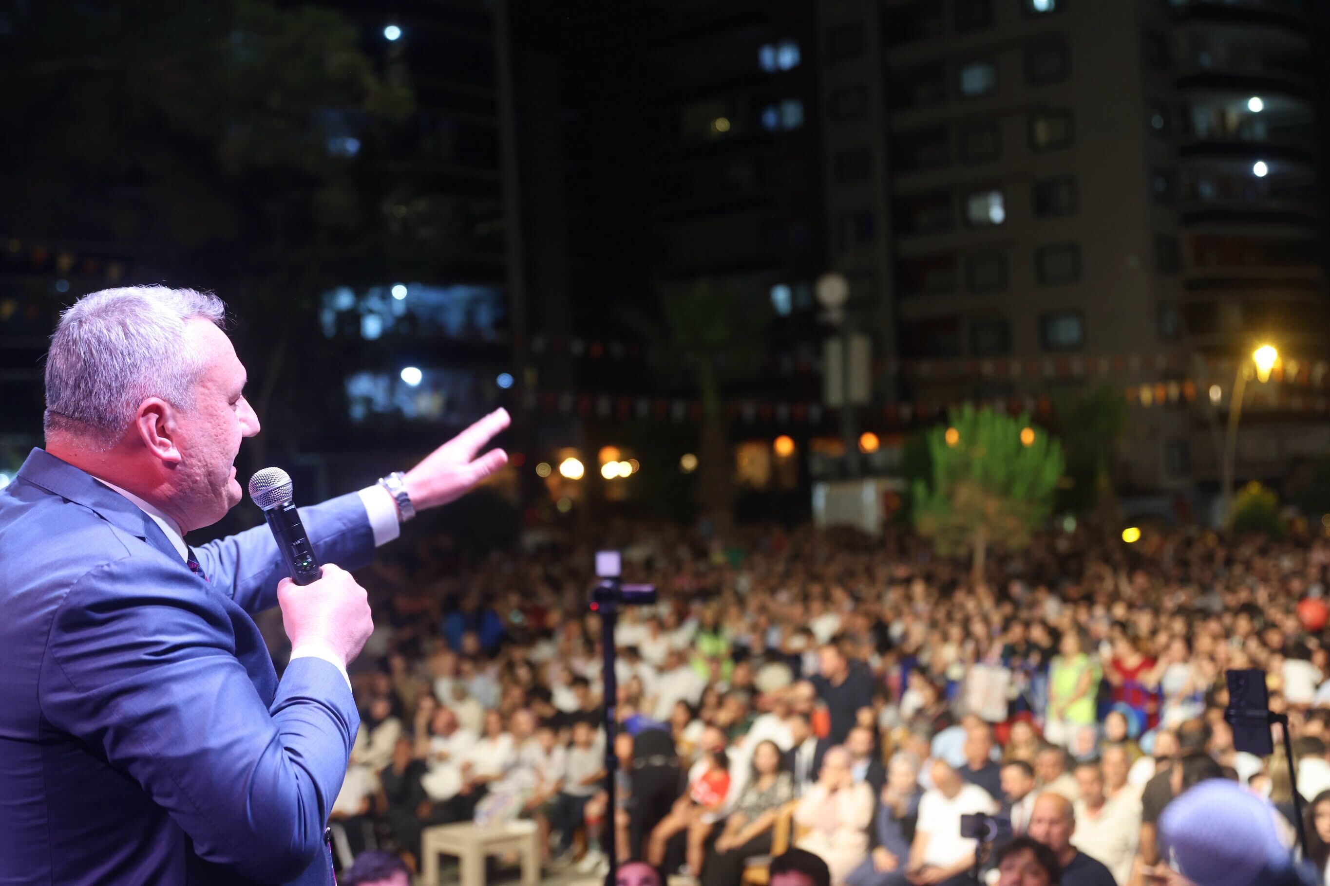Düziçi'nde Kıraç Rüzgarı! Meydan Binlerce Vatandaşla Doldudüziçi'nde Kıraç Rüzgarı! Meydan Binlerce Vatandaşla Doldu (9)