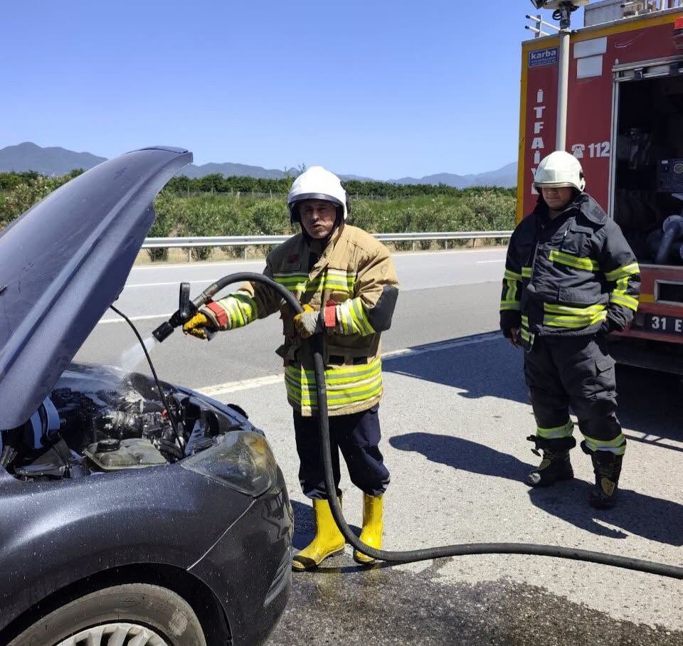Erzin Dörtyol Otoyolunda Araç Yangını Korkuttu3