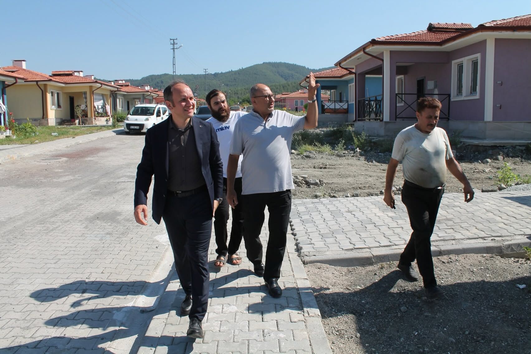 Erzin Kaymakamı Yoncadüzü'nde Afet Evlerini İnceledi1