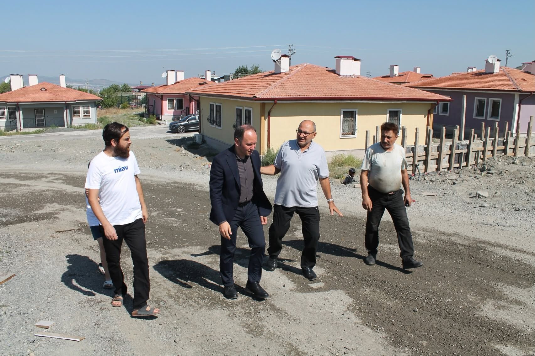 Erzin Kaymakamı Yoncadüzü'nde Afet Evlerini İnceledi3