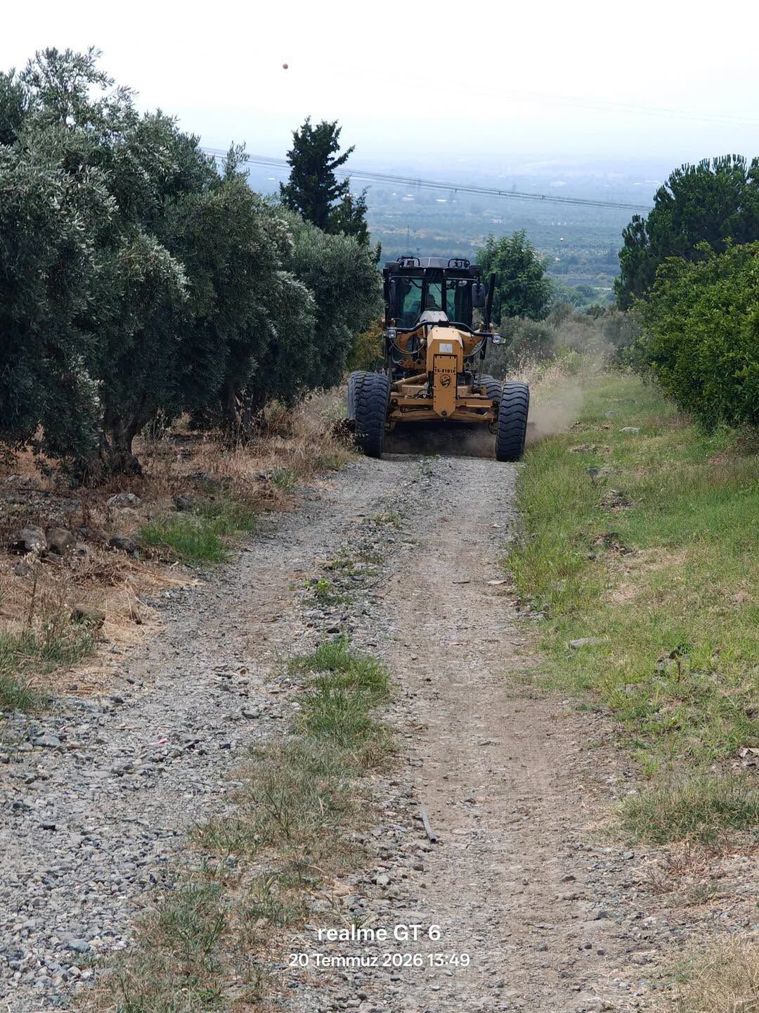 Erzin'de Yoncadüzü Üretim Yolunda Bakım Çalışması (1)