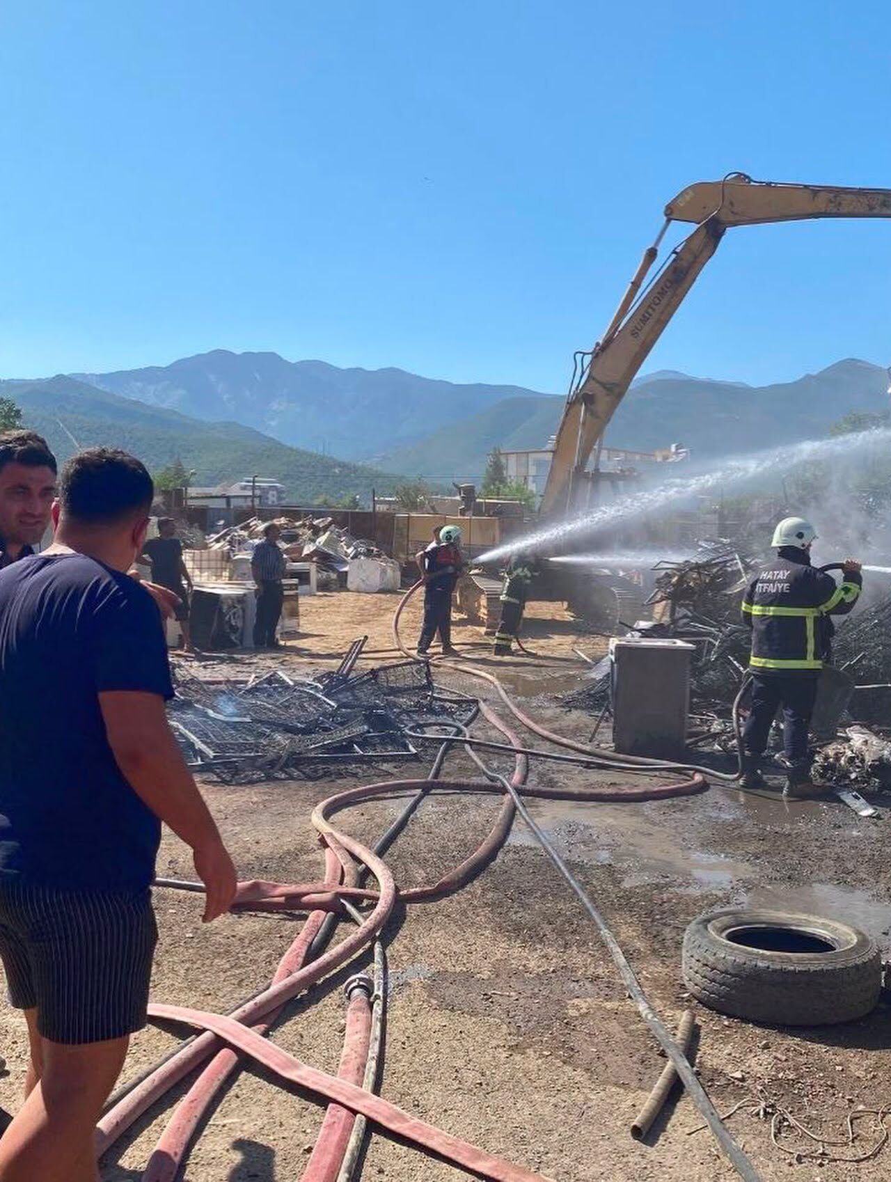 Hatay Hassa'da Hurdalık Ve Dorse Yangını Söndürüldü3