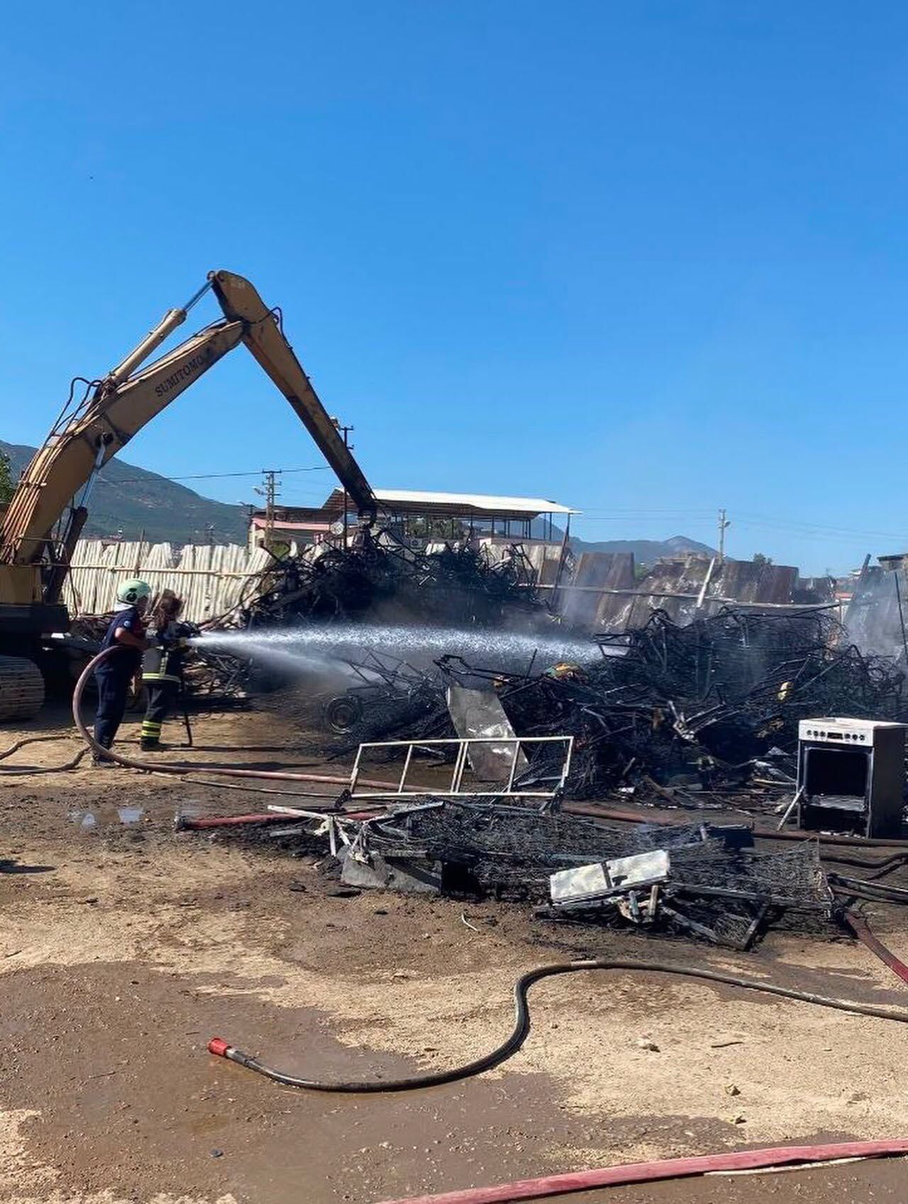 Hatay Hassa'da Hurdalık Ve Dorse Yangını Söndürüldü5
