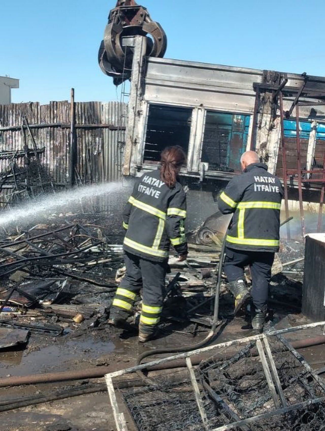 Hatay Hassa'da Hurdalık Ve Dorse Yangını Söndürüldü6