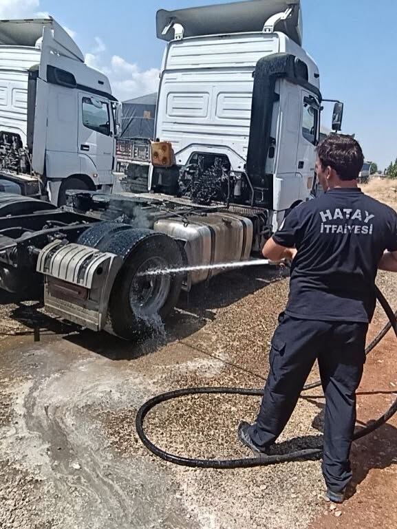 Hatay Kırıkhan'da Tır Yangını Kısa Sürede Söndürüldü2