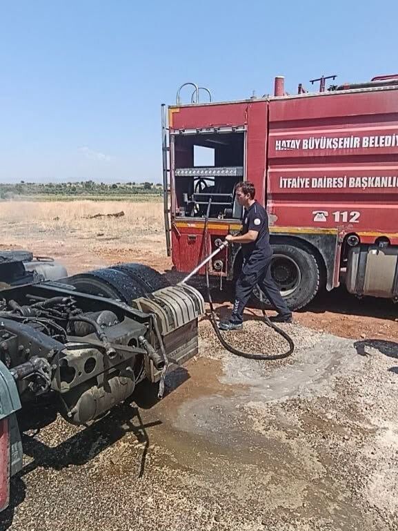 Hatay Kırıkhan'da Tır Yangını Kısa Sürede Söndürüldü3