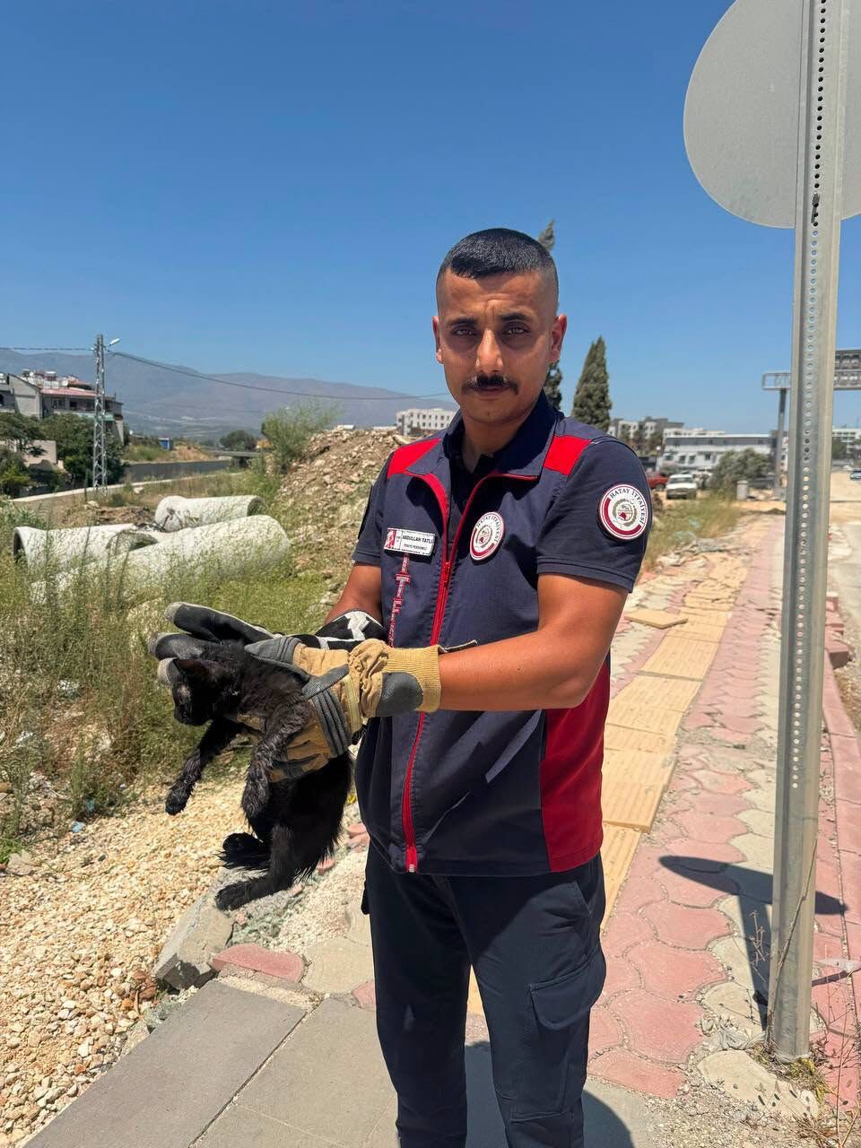 Hbb İtfaiyesi Minik Dostları Kurtardı