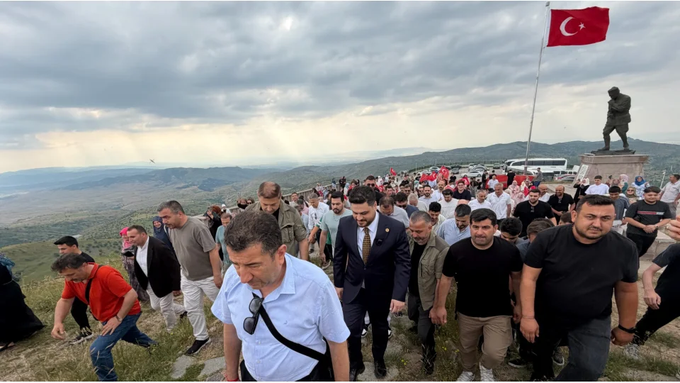 Hüseyin Baş Gençlerle Kocatepe’yi Ziyaret Etti2