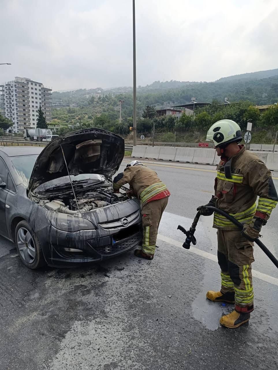 İskenderunda Araç Yangını Ekiplerin Müdahalesiyle Söndürüldü1