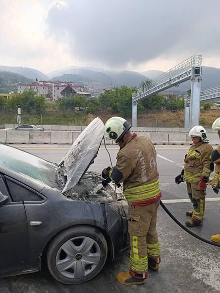 İskenderunda Araç Yangını Ekiplerin Müdahalesiyle Söndürüldü2