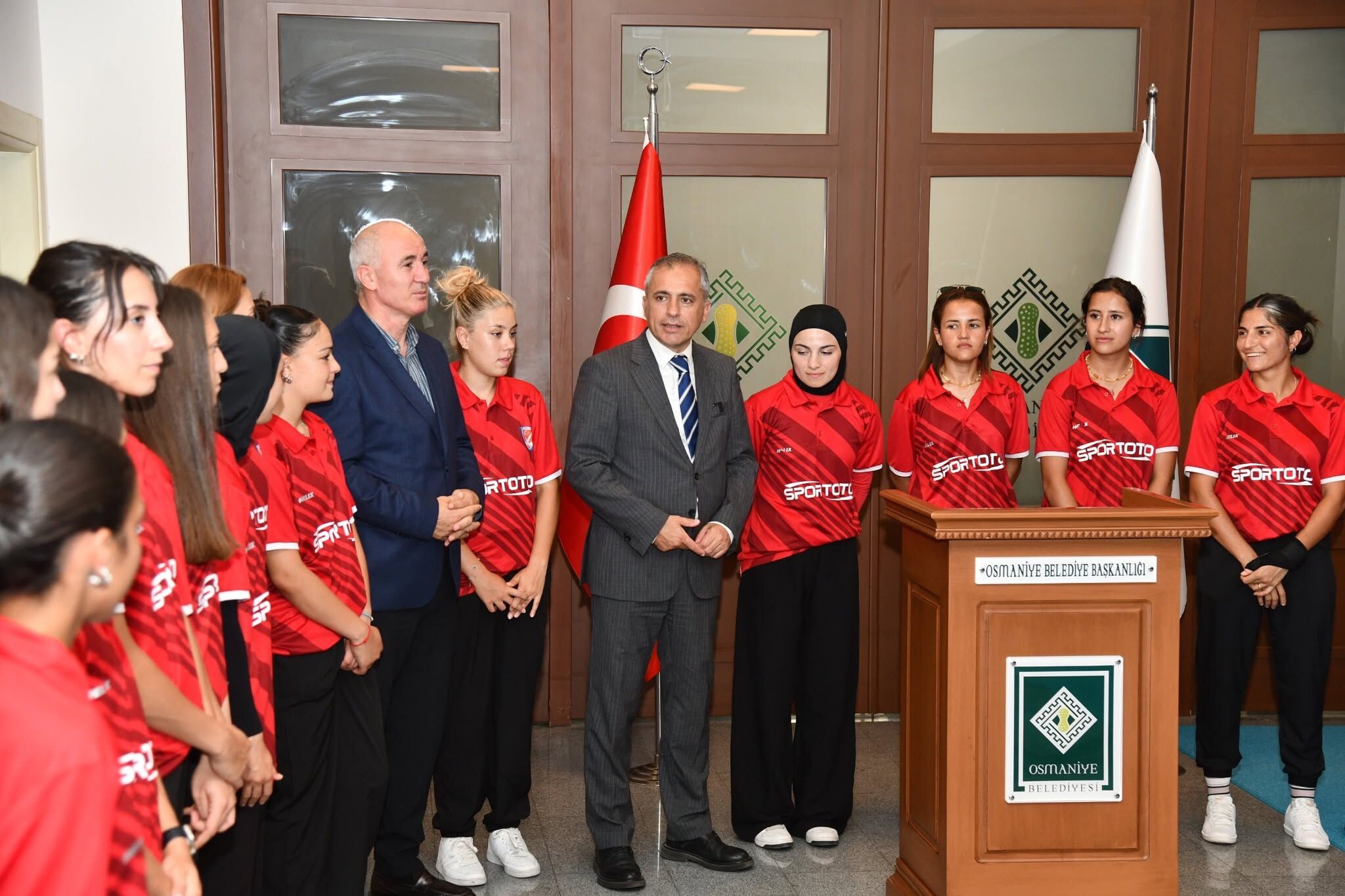 Kadınlar Hokey A Milli Takımı Başkan Çenet'i Ziyaret Etti (3)