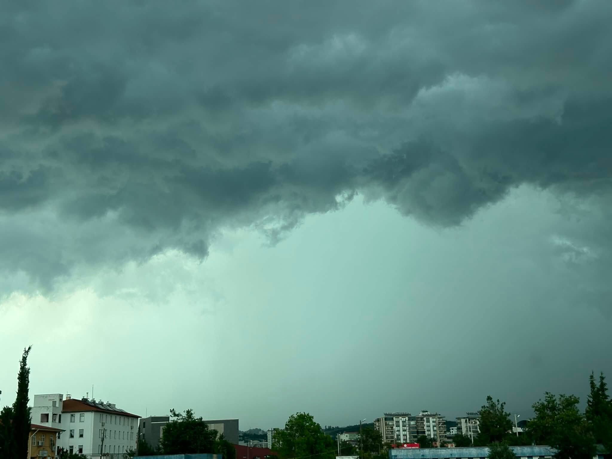 Kadirli'de Bulutlar Tehlikenin Habercisi Mi (2)