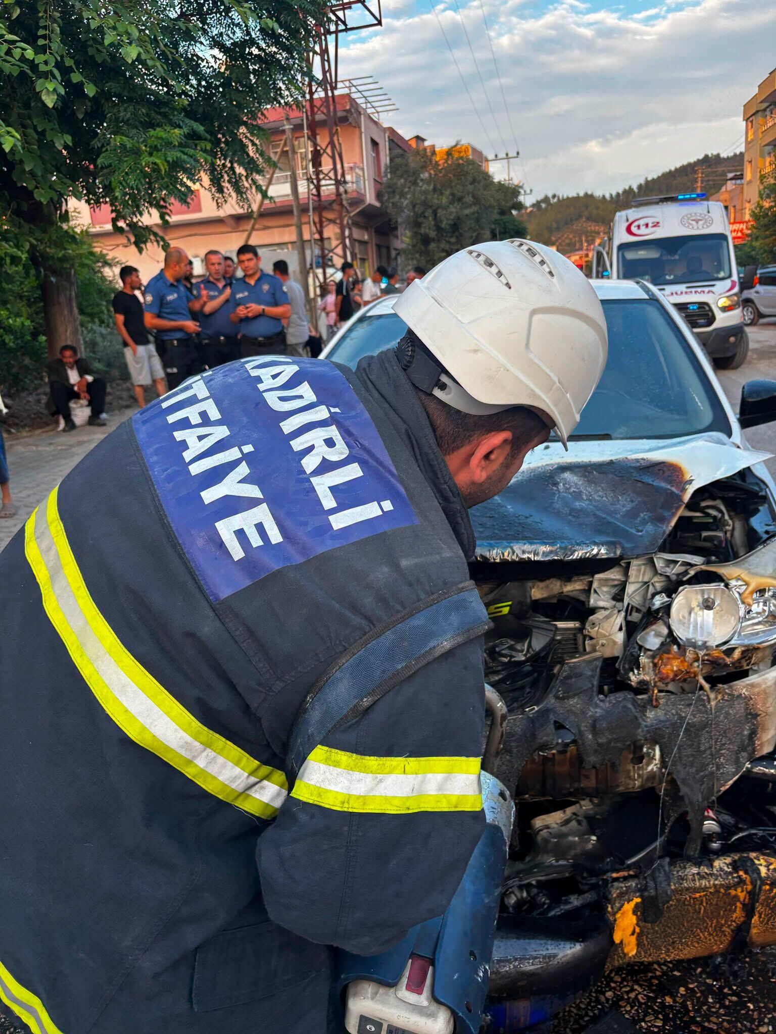 Kadirli’de Kaza Sonrası Otomobil Alev Aldı (2)