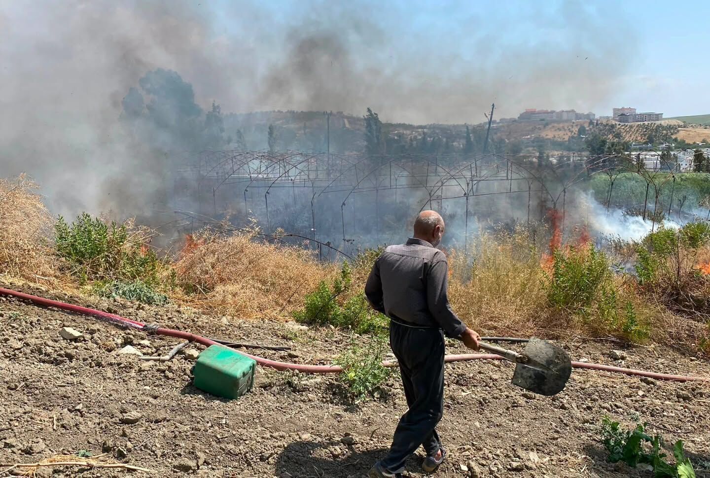 Kırıkhan’daki Bahçe Yangınında Otomobil Ve Sera Yandı5