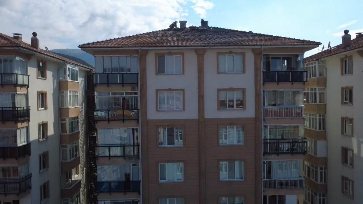 Kütahya’da Yıldırım Apartman Çatısında Yangın Çıkardı2