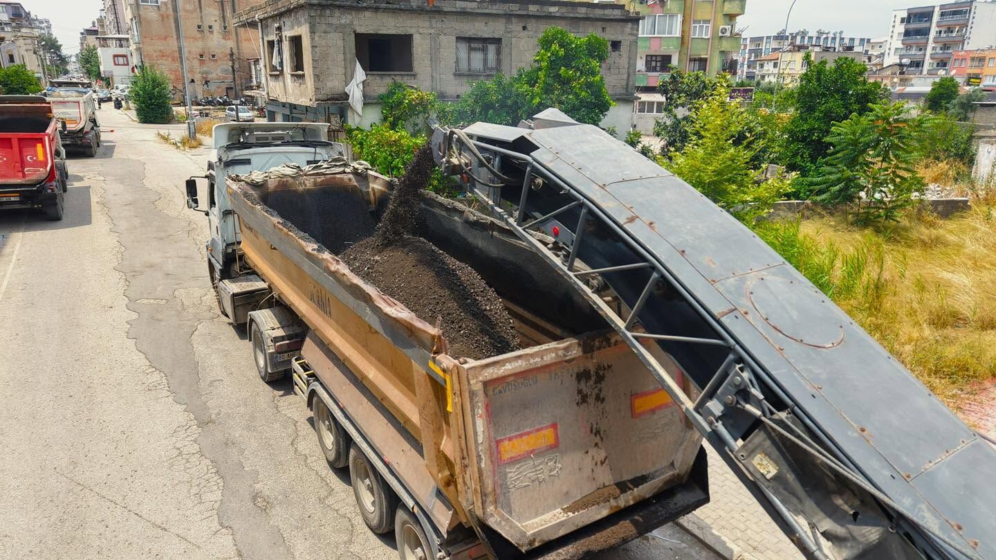 Osmaniye Belediyesi Akyar Caddesi'ni Sıcak Asfaltla Yeniliyor (3)