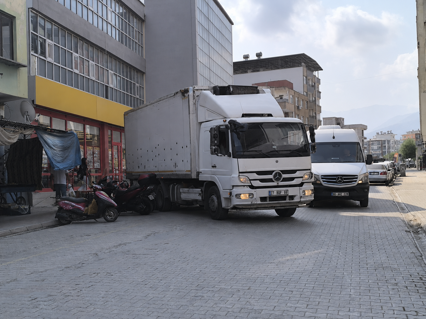 Osmaniye'de Market Sevkiyatları Trafiği Kilitliyor (3)