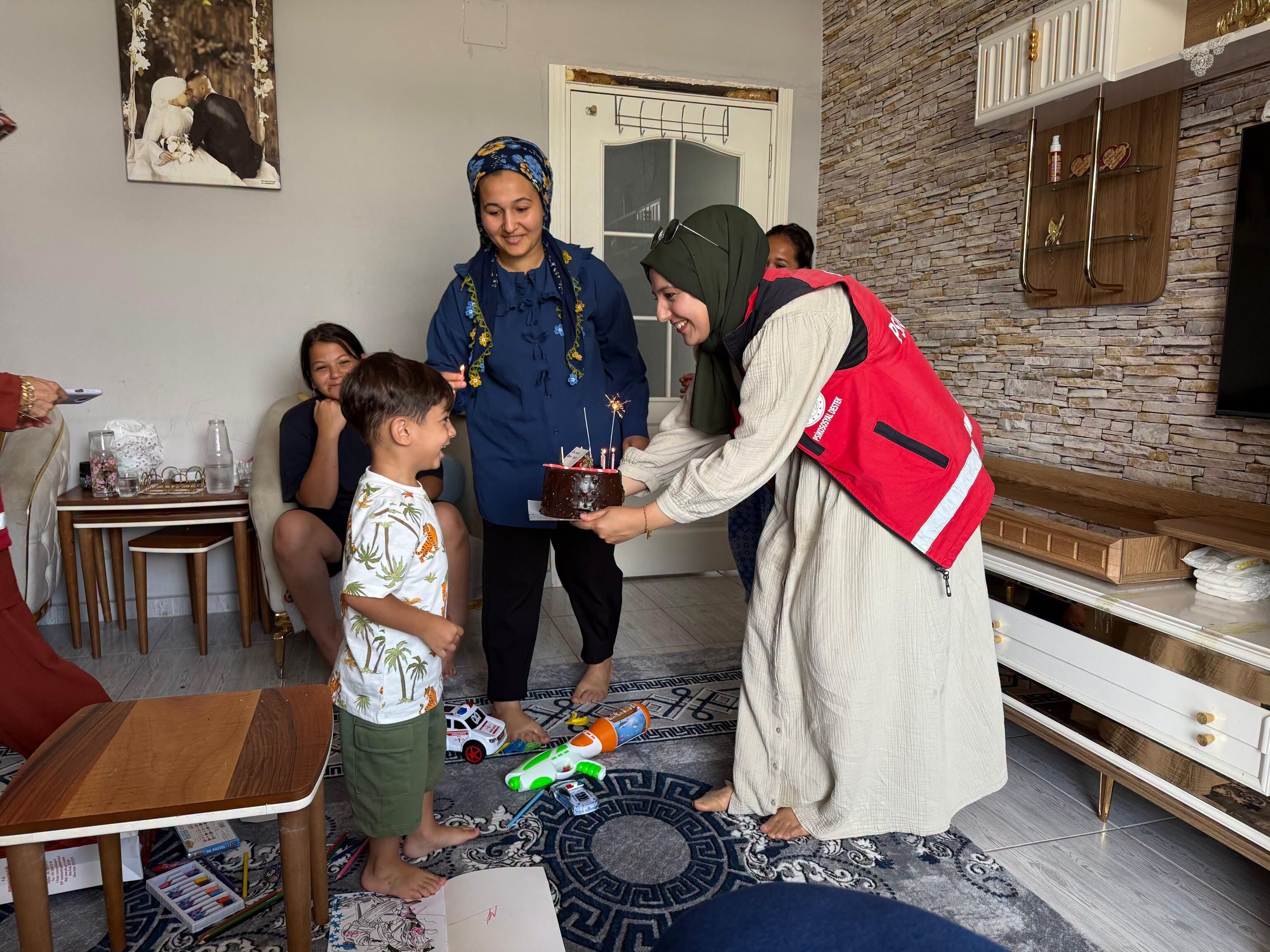 Osmaniye’de Minik Çocuğa Doğum Günü Sürprizi (3)
