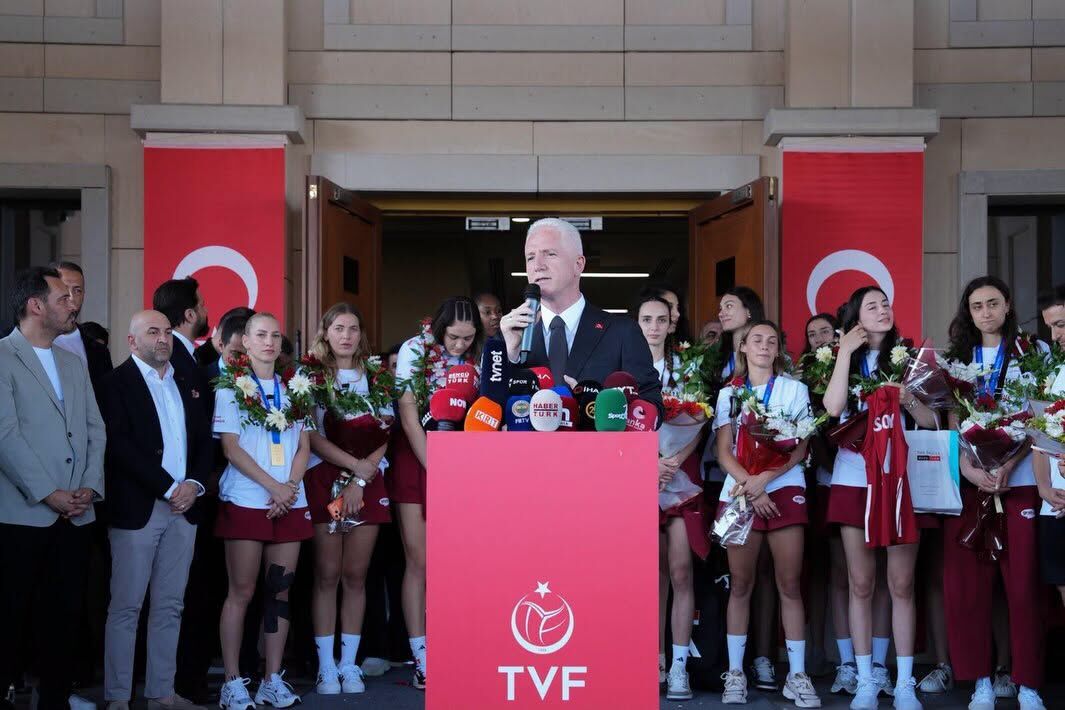 Vali Davut Gül Şampiyon Takımı Havalimanında Karşıladı3