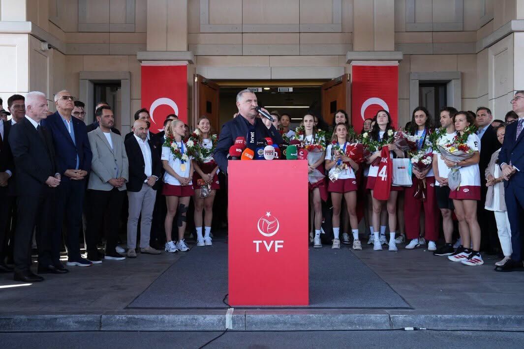 Vali Davut Gül Şampiyon Takımı Havalimanında Karşıladı4