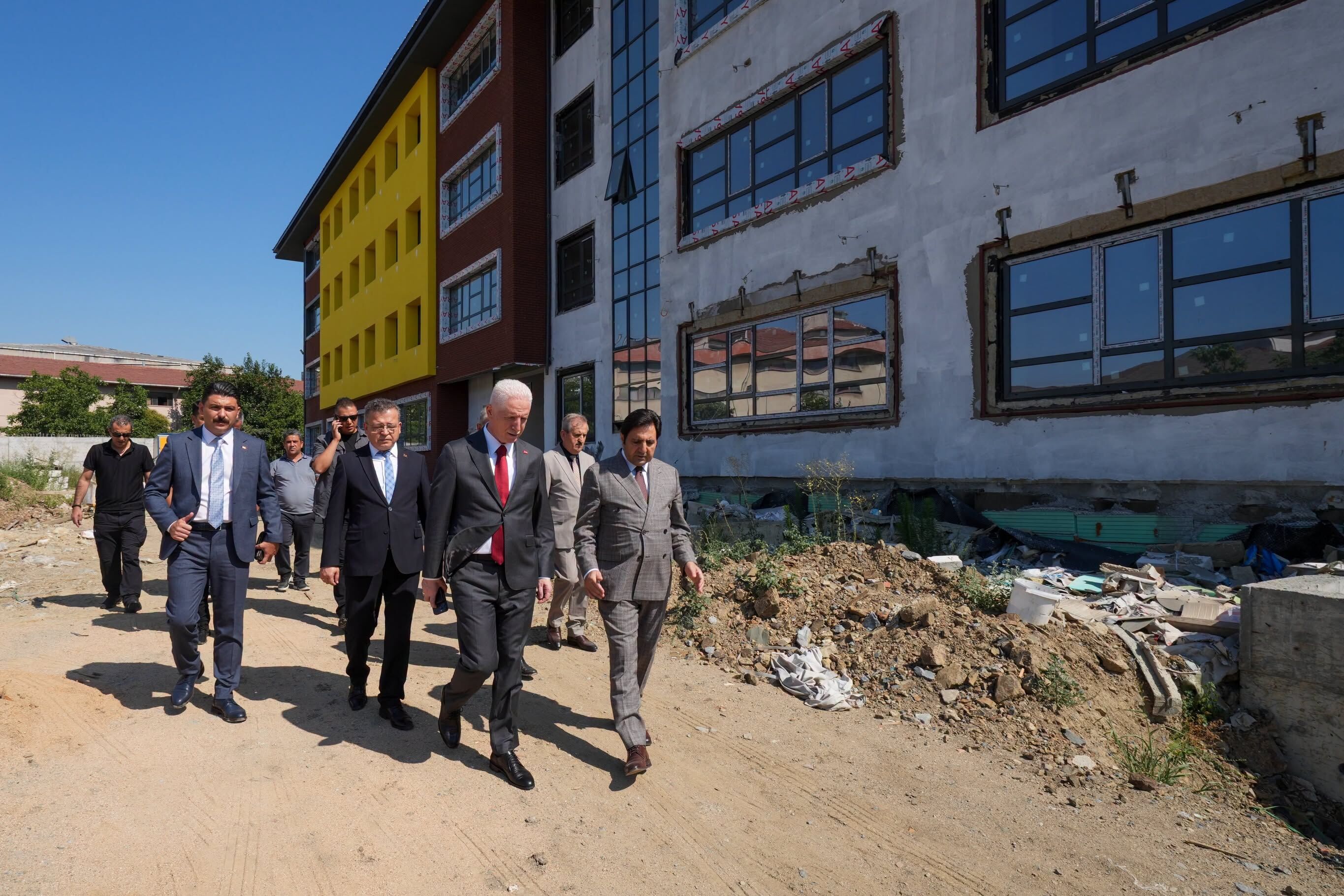 Vali Gül, Oktay Sinanoğlu Ortaokulu İnşaatını İnceledi3