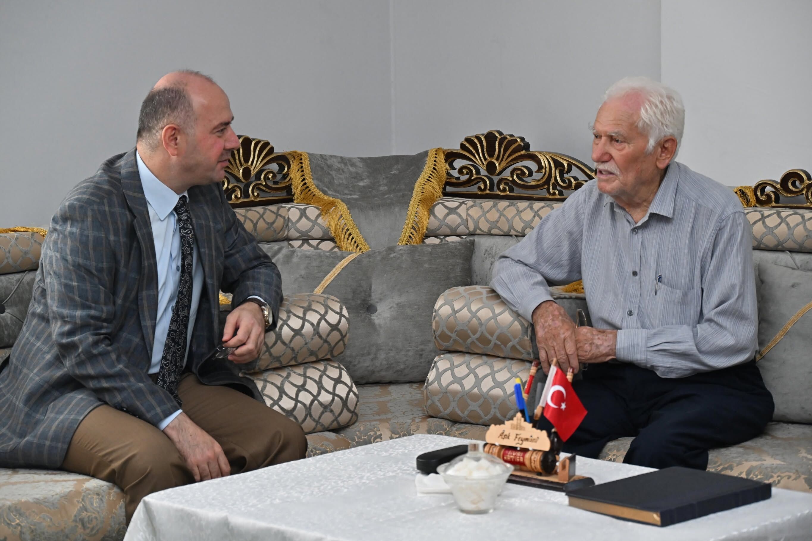 Vali Serdengeçti Âşık Feymani'yi Kadirli'de Ziyaret Etti2