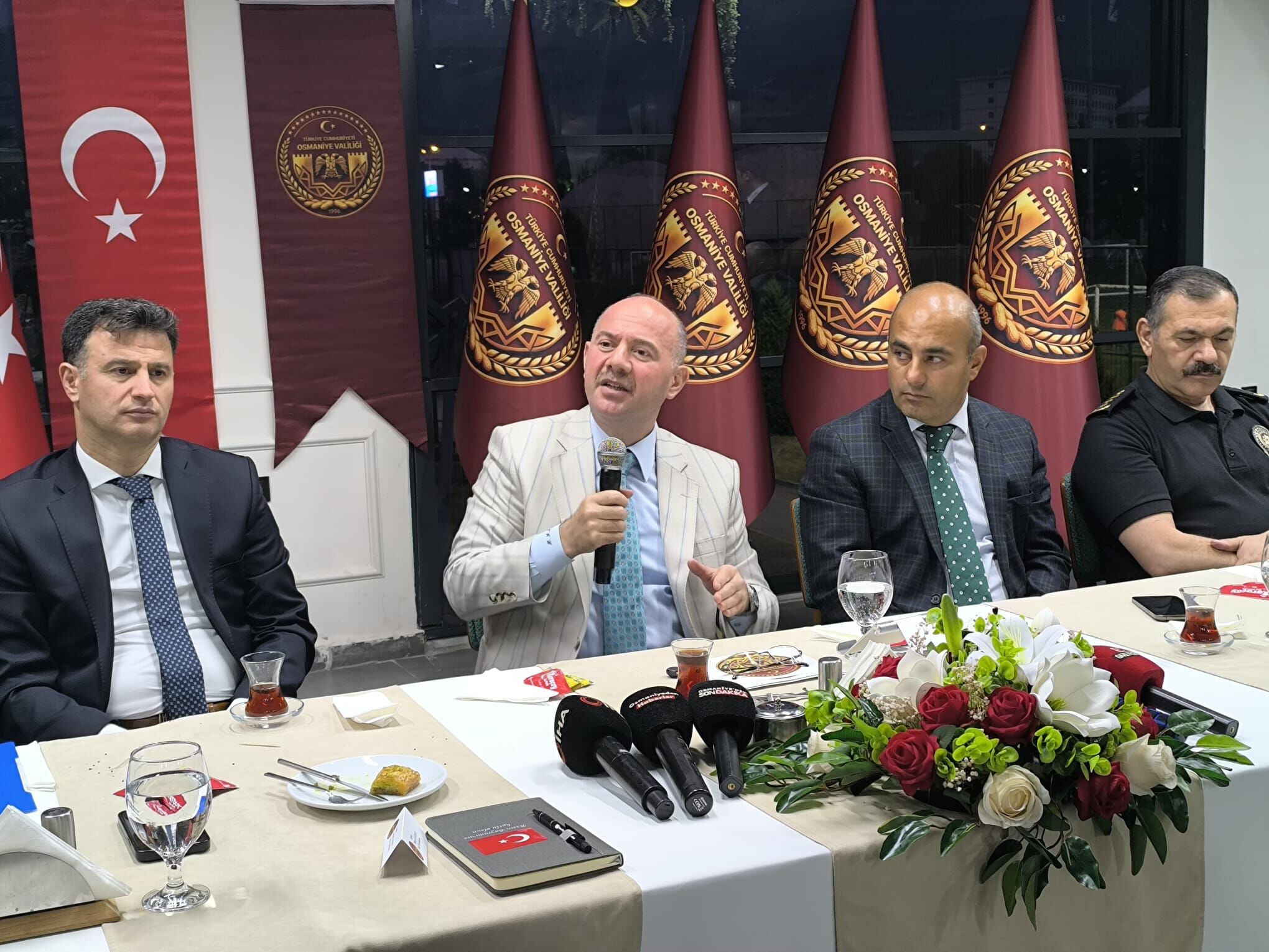 Vali Serdengeçti Osmaniye'de Basın Mensupları Ile Bir Araya Geldi4