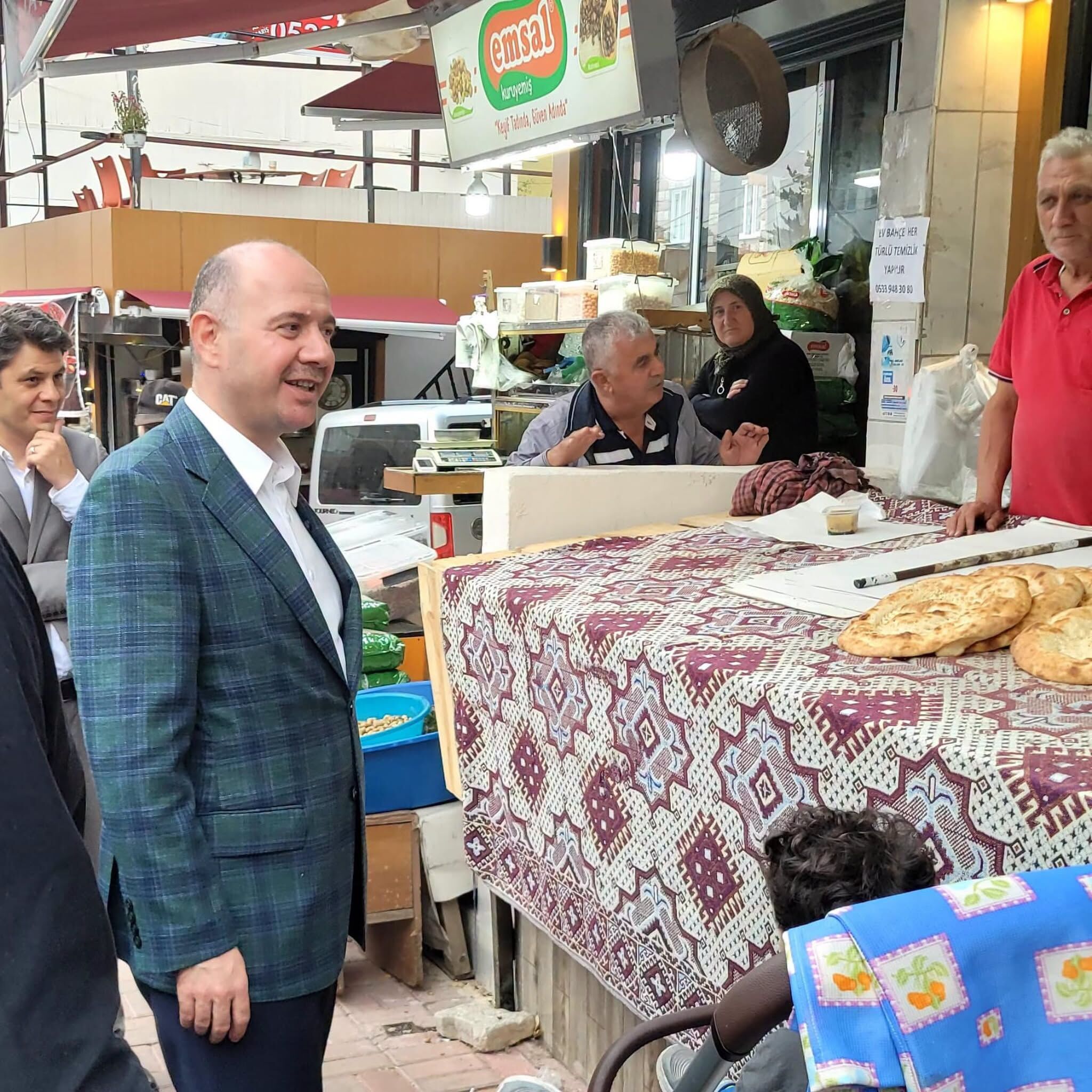Vali Serdengeçti Zorkun Çarşısında Esnafla Buluştu (3)