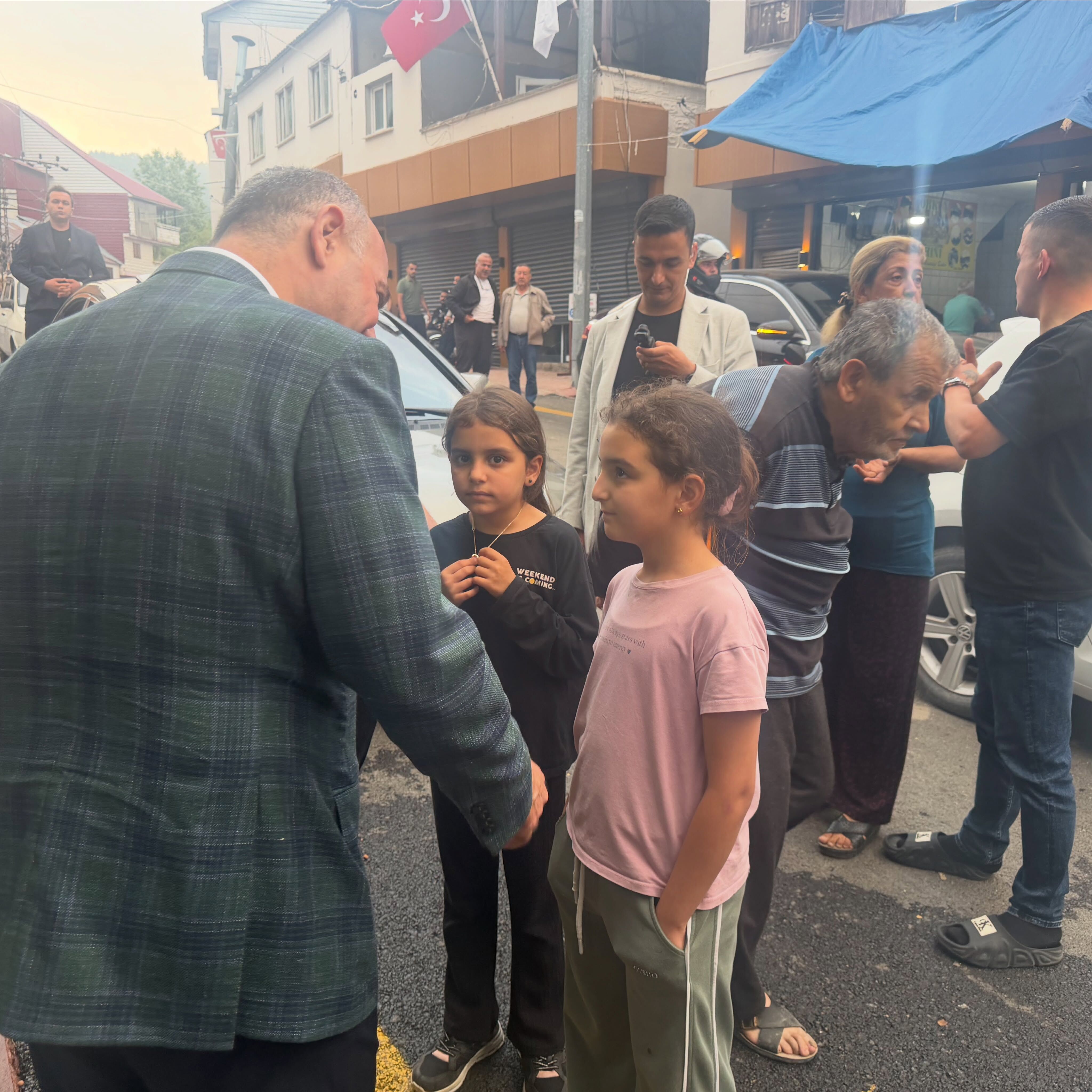 Vali Serdengeçti Zorkun Çarşısında Esnafla Buluştu (5)