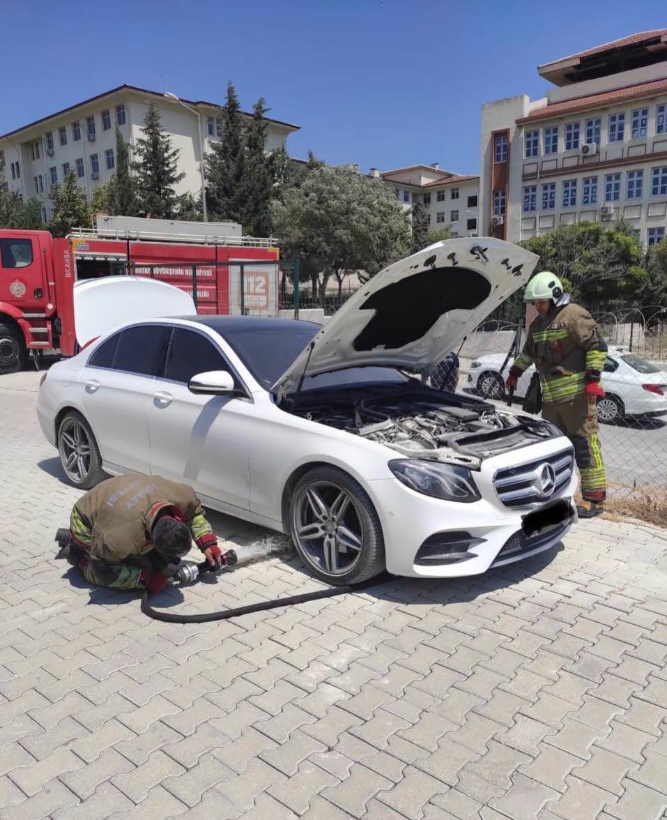 Antakya’da Araç Yangını Büyümeden Söndürüldü-2