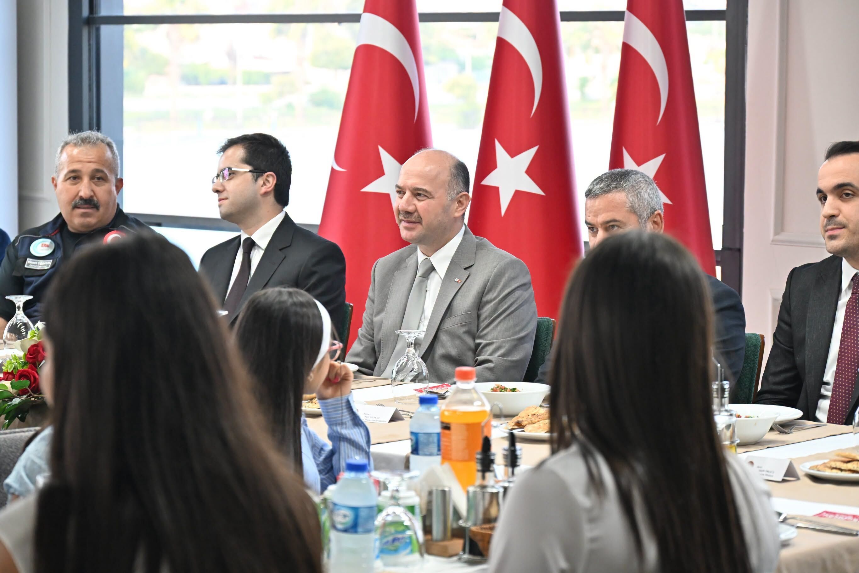 Vali Serdengeçti devlet korumasındaki kızlarla buluştu