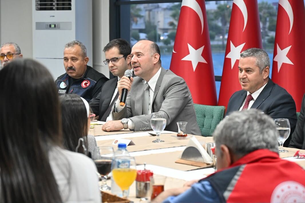 Vali Serdengeçti devlet korumasındaki kızlarla buluştu-1