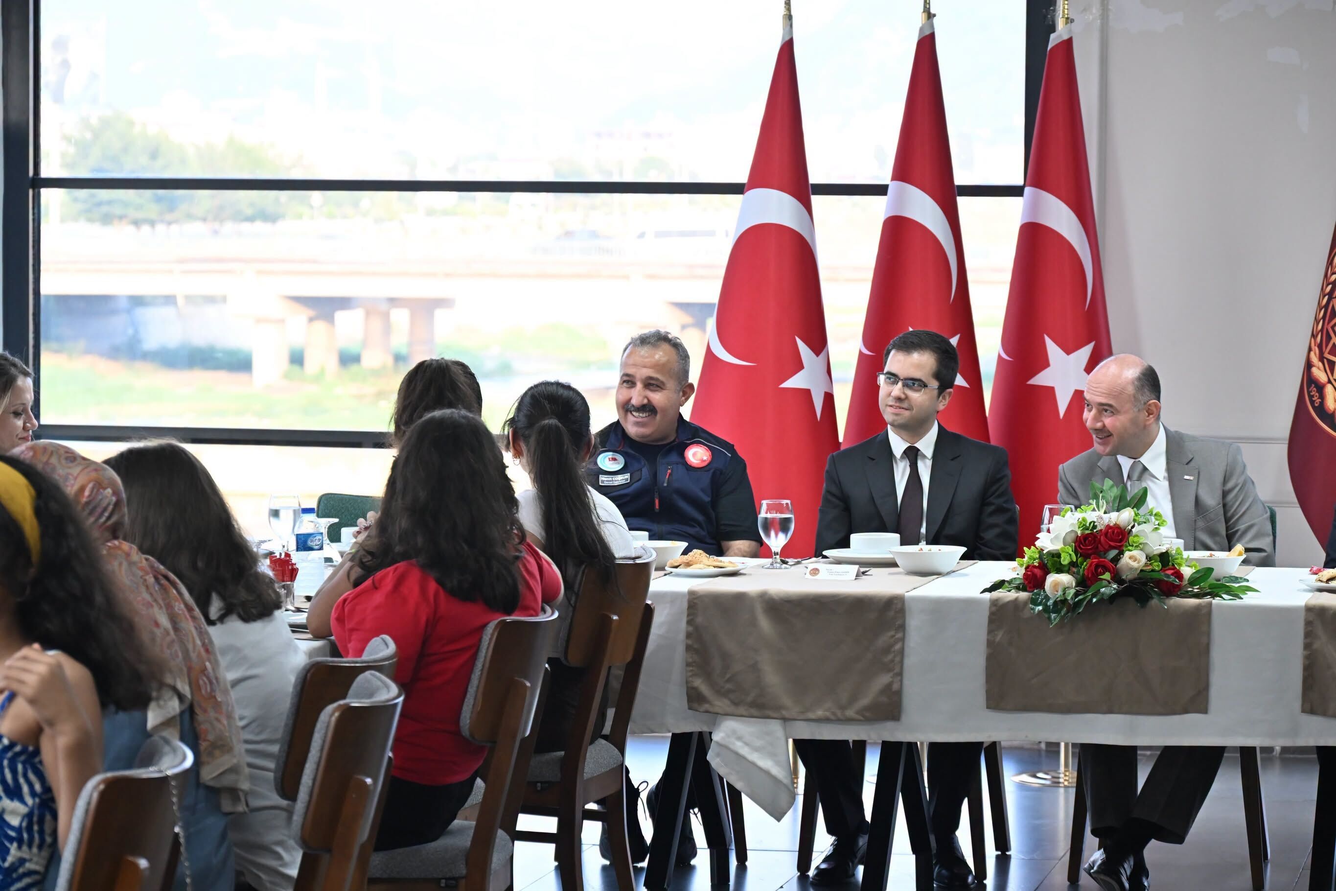 Vali Serdengeçti devlet korumasındaki kızlarla buluştu