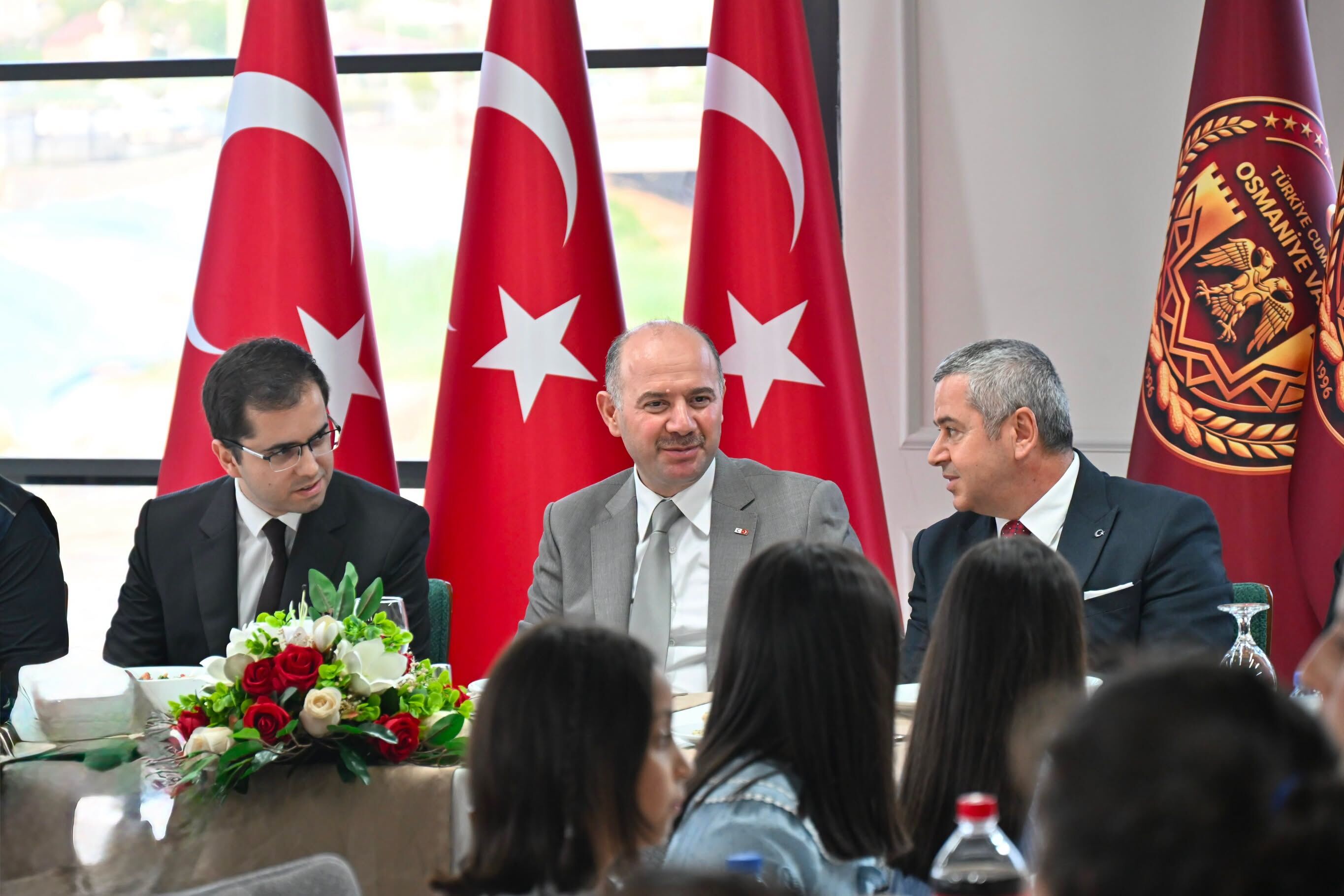 Vali Serdengeçti devlet korumasındaki kızlarla buluştu