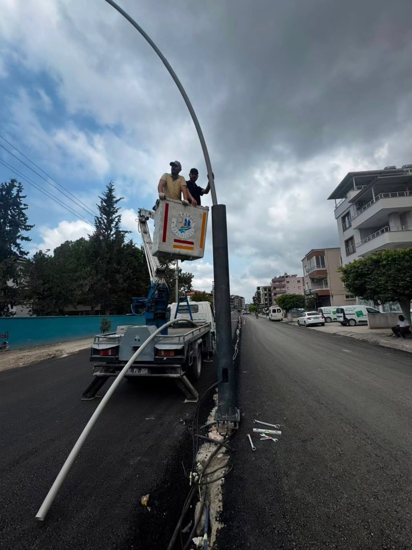 Dörtyol’da Abdi İpekçi Caddesi aydınlanıyor