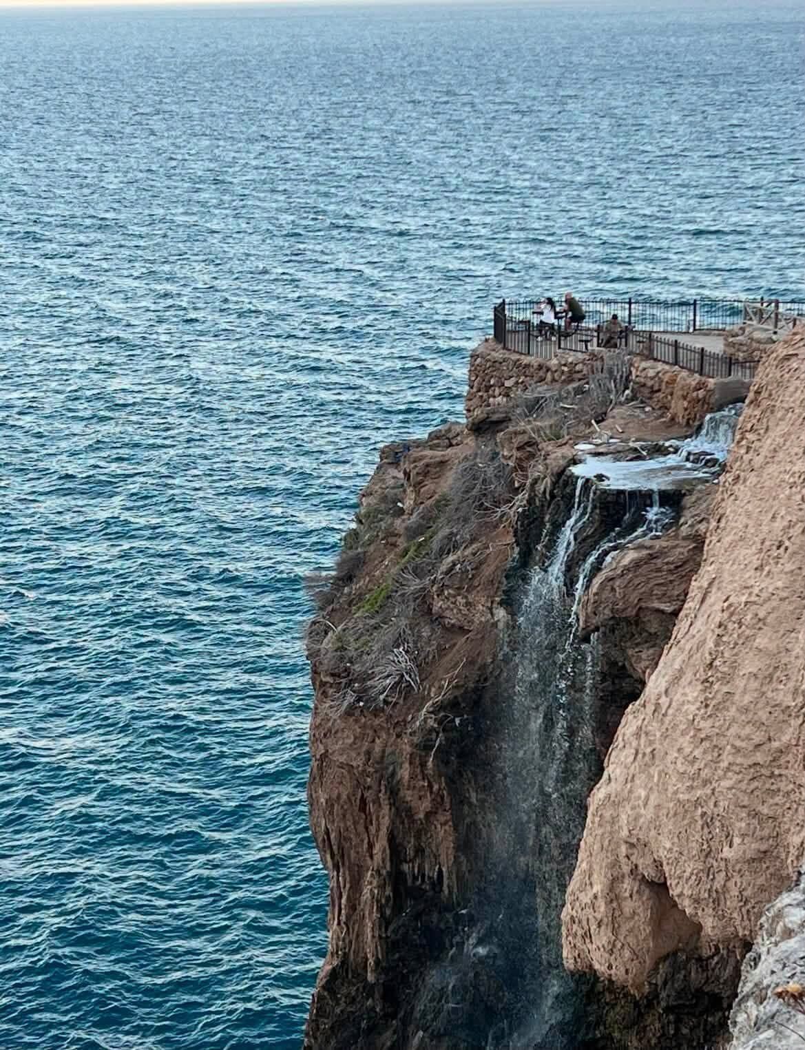 Akdeniz'in Buluştuğu Eşsiz Manzara Lara Falezleri