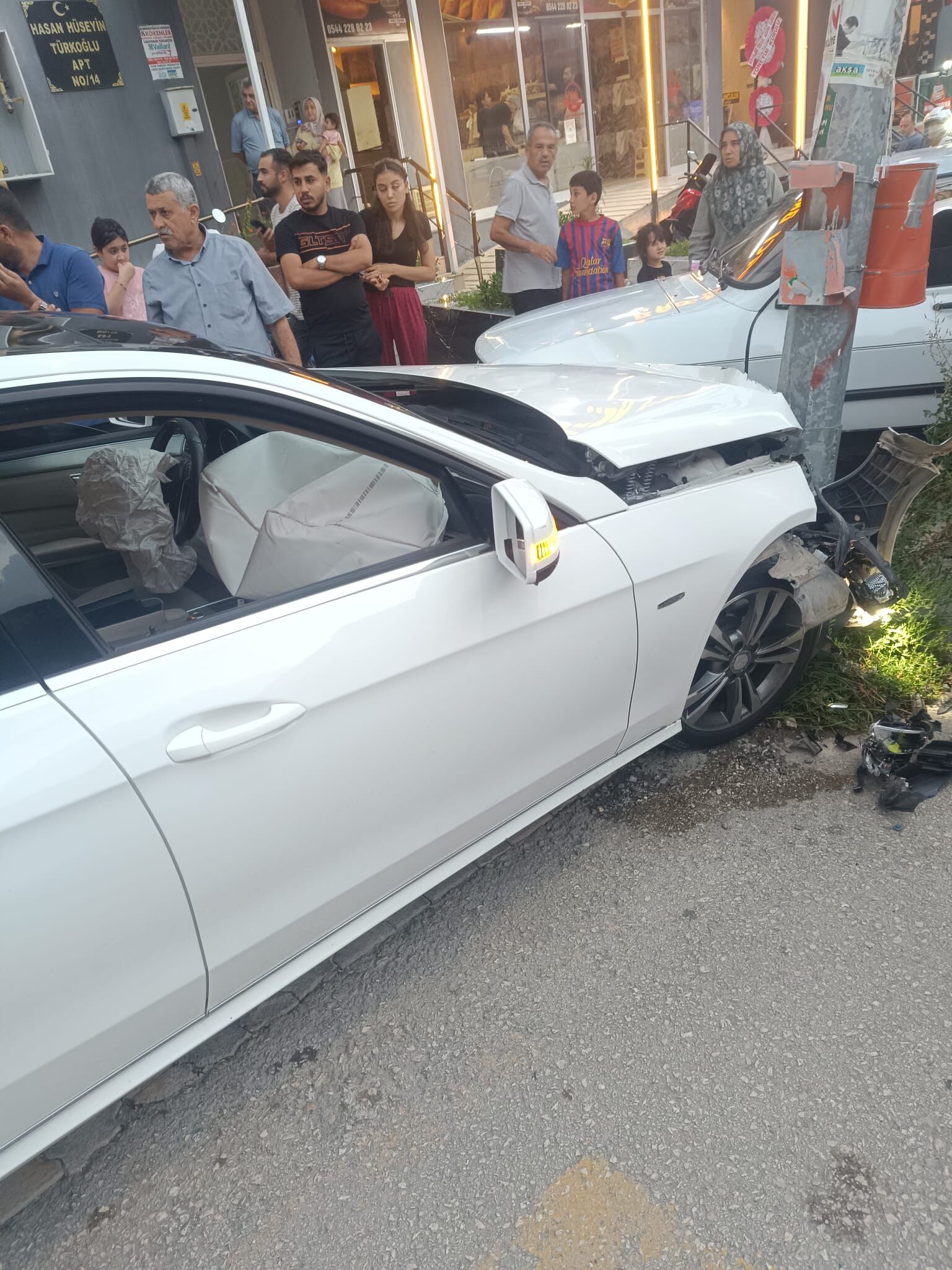 El Freni Çekilmeyen Otomobil Direğe Çarptı (1)