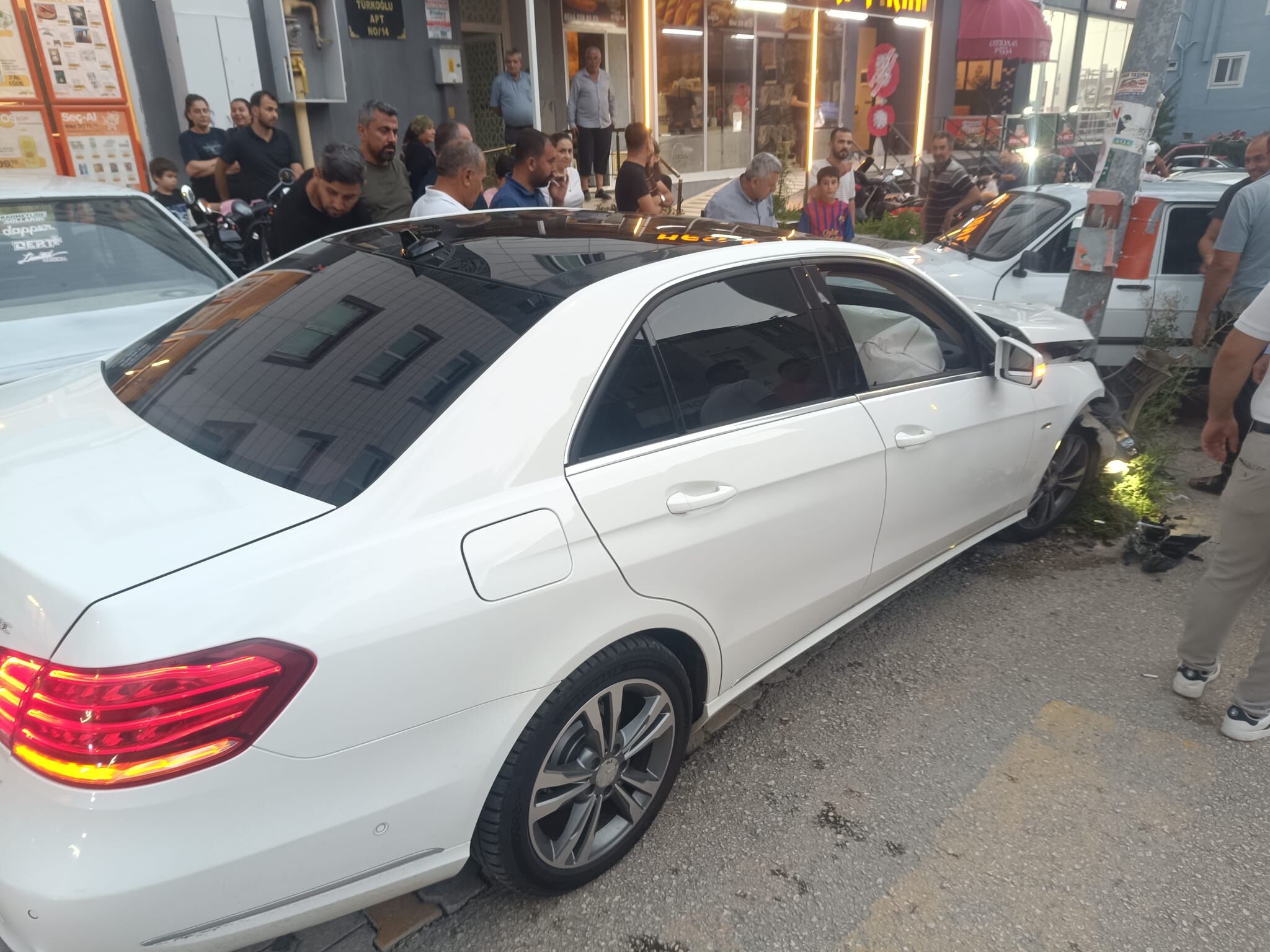 El Freni Çekilmeyen Otomobil Direğe Çarptı (2)