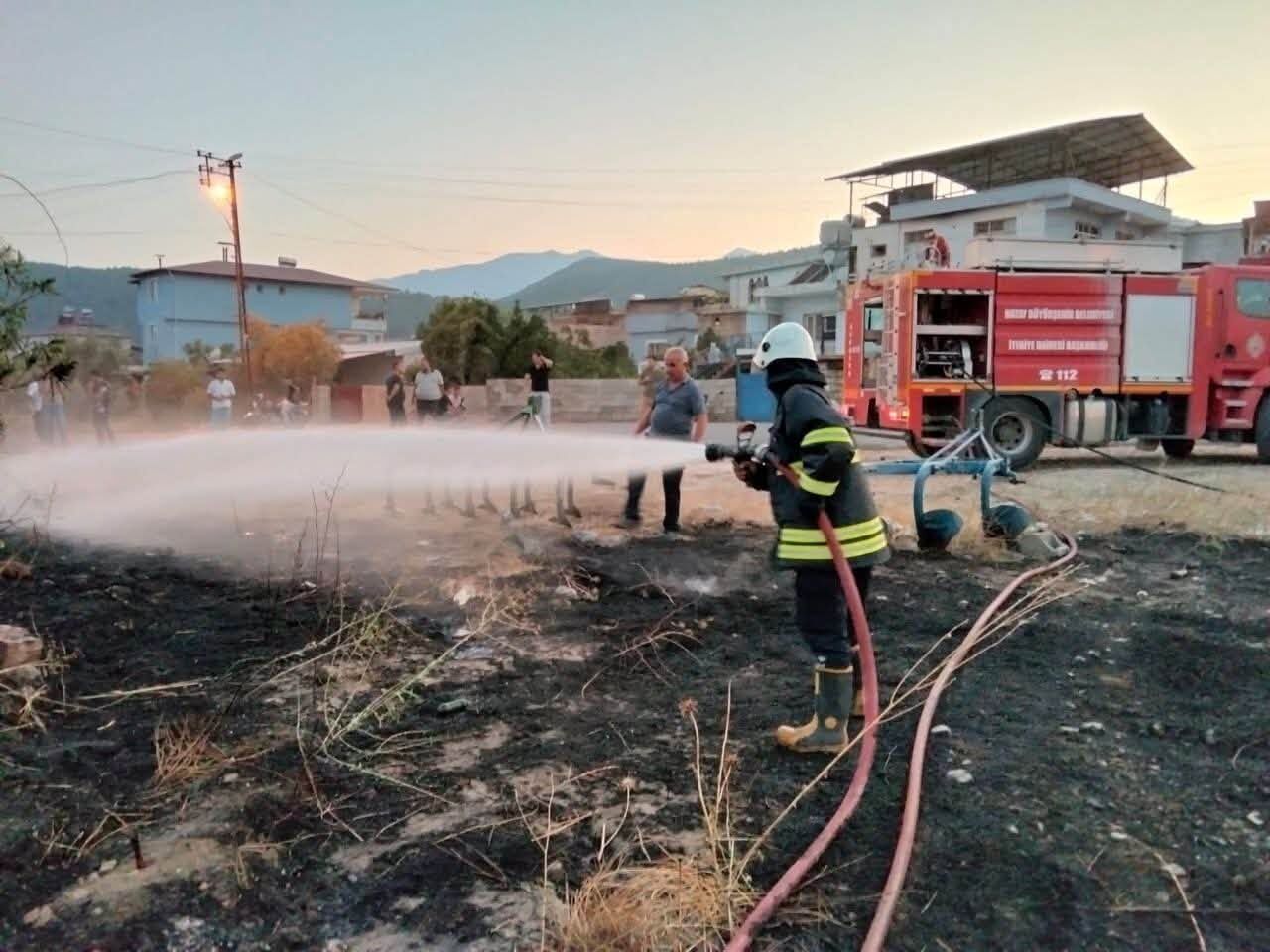 Hatay Hassa’da Bahçe Yangını Büyümeden Söndürüldü3