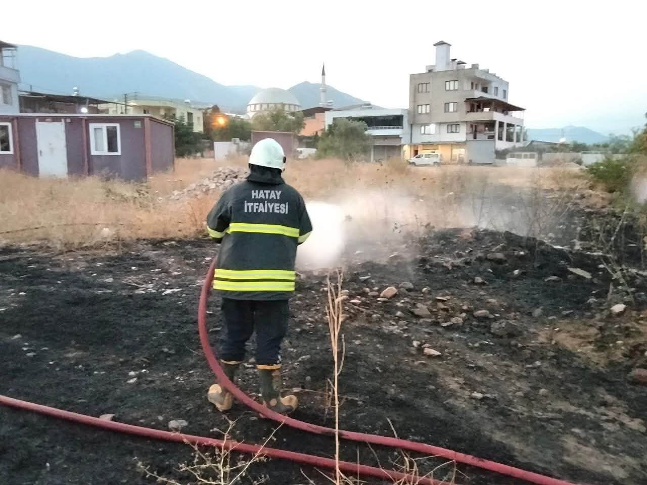 Hatay Hassa’da Bahçe Yangını Büyümeden Söndürüldü4